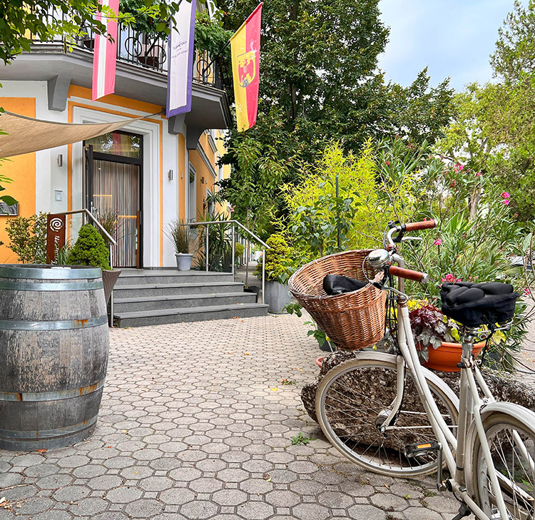Fahrrad vor dem Eingang zum Gasthof Weisz-Artner